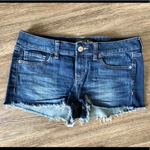 Low-rise denim shorts, great condition. Size 8.